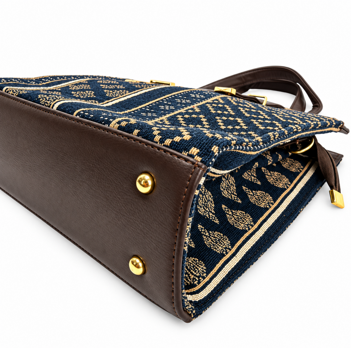 The Fleet Tote – Classic Elegance Meets Everyday Functionality